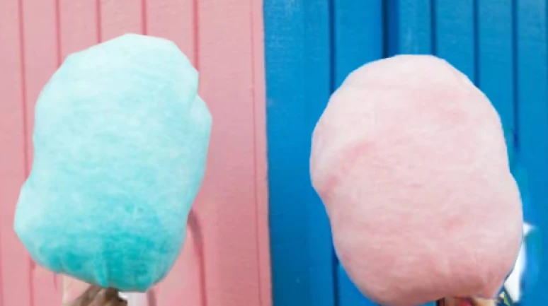 Pamuk şeker yiyen çocuk köpük kustu