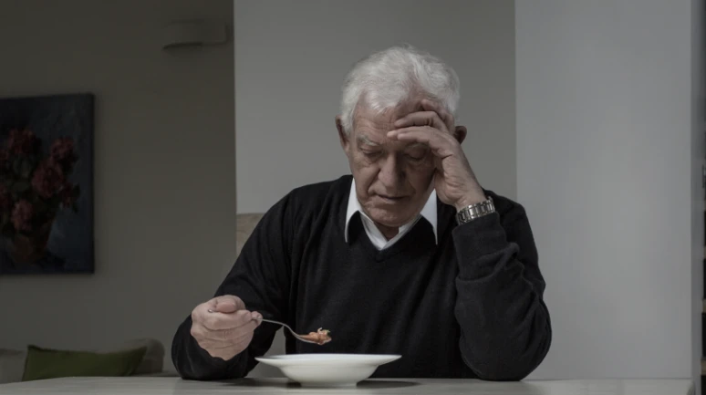 Yalnız yemek yiyen yaşlılar daha kötü besleniyor