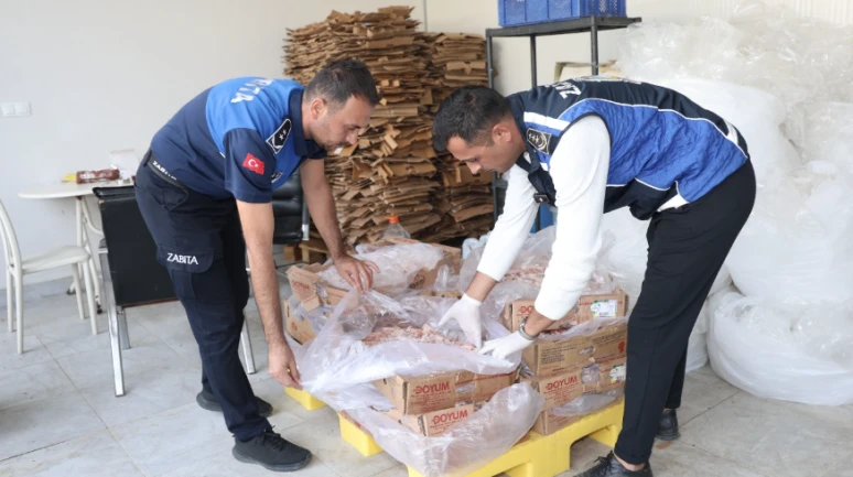 Neden zehirleniyoruz anlaşıldı; Tarihi geçmiş tavukları parçalayıp satıyorlarmış!