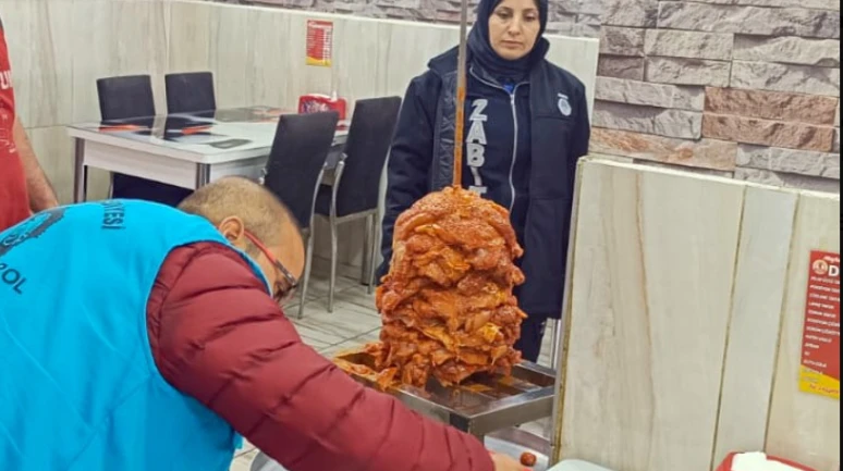 Tavuk dönercilerde tarihi geçmiş tavuklar!