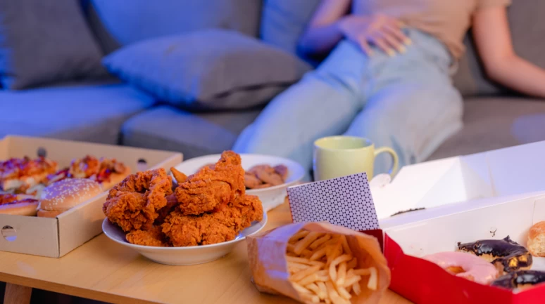 Beslenme, adet yaşını etkiliyor: Fast food erken başlatıyor, Akdeniz diyeti geciktiriyor