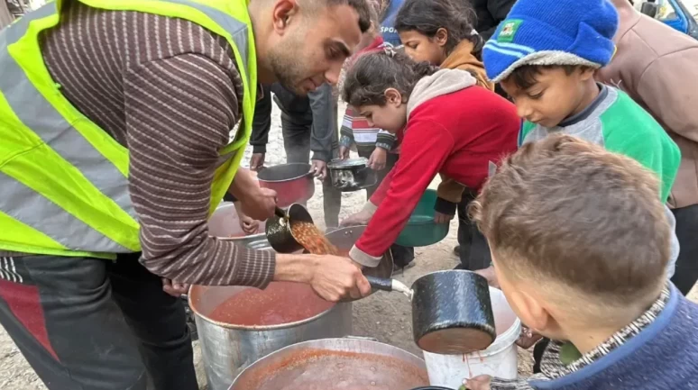 İnsanlığın sonu; 1'i bebek 2 çocuk açlıktan öldü!