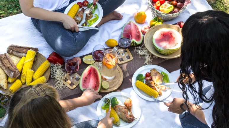 Sıcakta dışarıda yemek yerken bu 6 hataya dikkat!