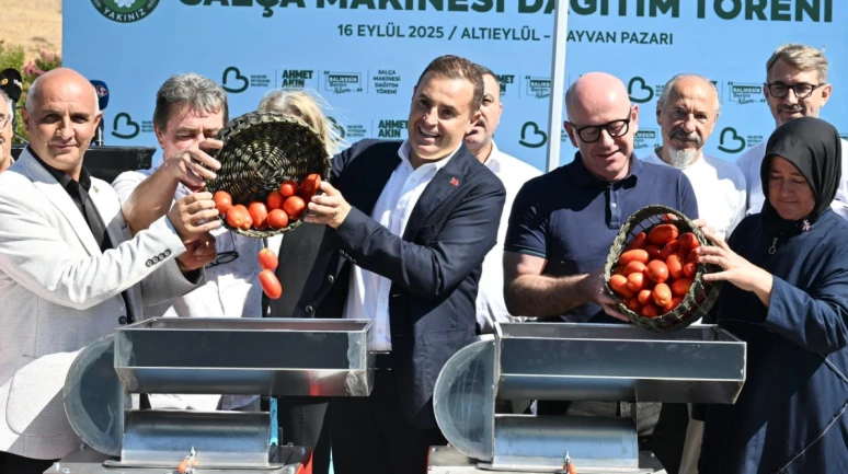 Balıkesir Belediyesi'nden domatesi tarlada kalan çiftçiye salça desteği