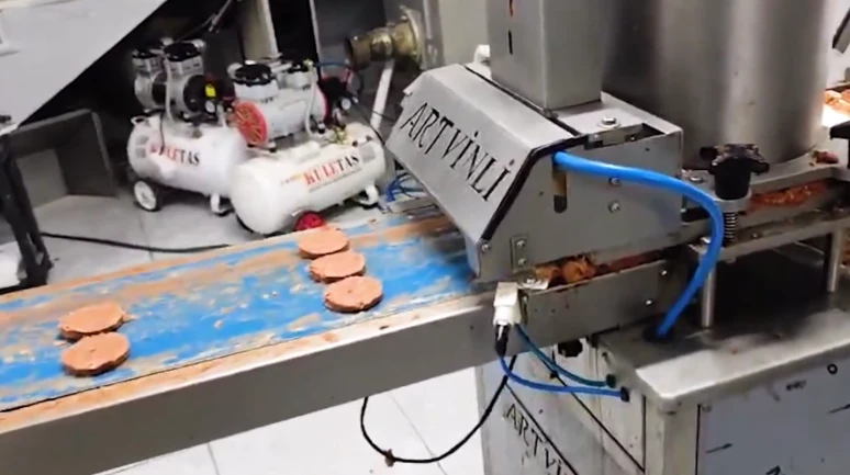 Bozuk et ve tavuktan hamburger köftesi yaparken yakalandılar