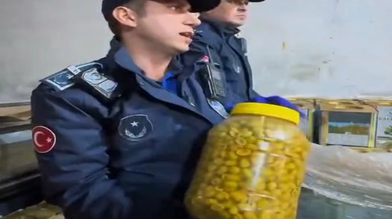 Denetimlere rağmen fırın ve şarküteri pislik içinde çalışmaya devam etmiş!