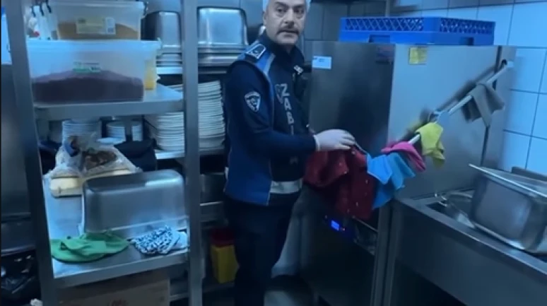 AVM restoranlarında hijyen böyleyse... Duvarlarda böcekler, dondurmada kıl