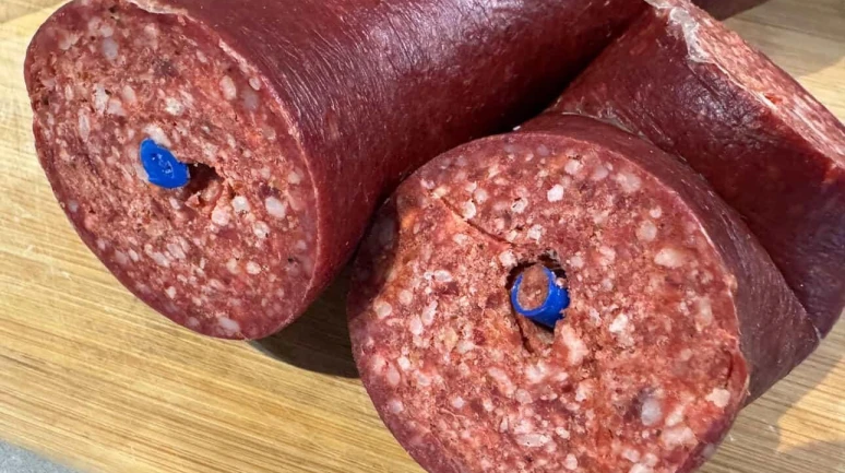 "Ünlü markanın sucuğundan plastik çıktı" şikayeti