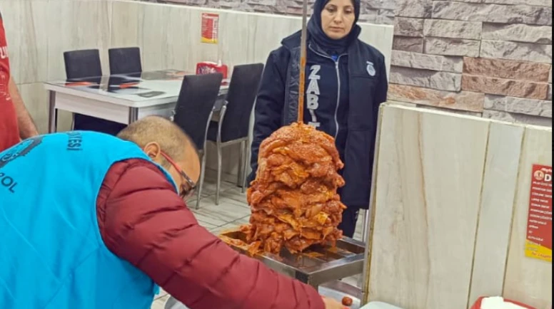 Tavuk dönercilerde tarihi geçmiş tavuklar!