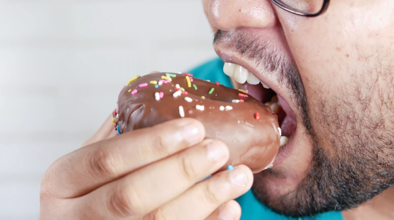 Gastroenteroloji profesörü uyardı: Fast food beslenen gençlerde bu hastalıklar artışta!