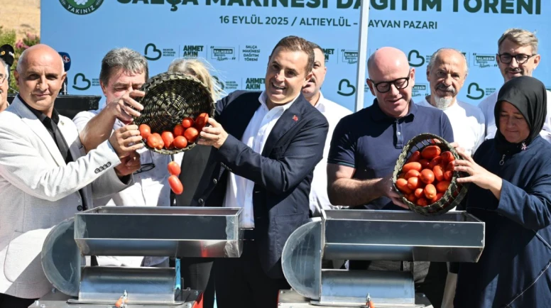Balıkesir Belediyesi'nden domatesi tarlada kalan çiftçiye salça desteği