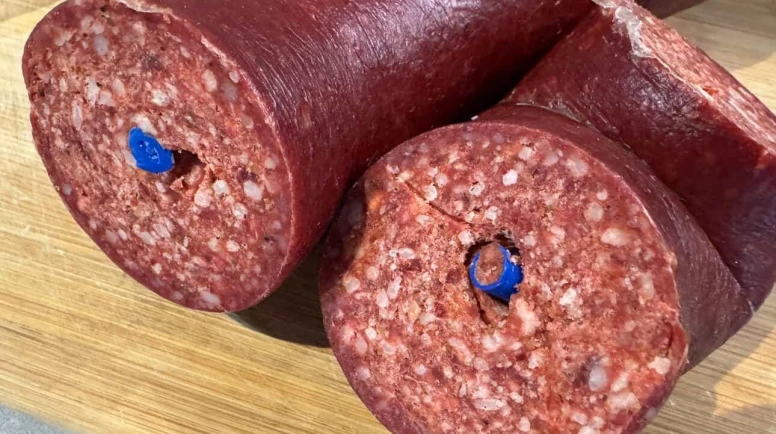 "Ünlü markanın sucuğundan plastik çıktı" şikayeti