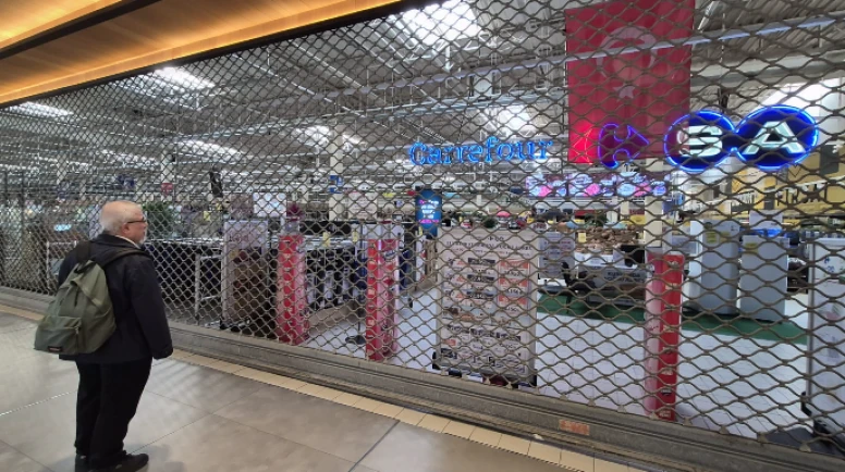 Türkiye'nin ilk hipermarketi kepenk indirdi