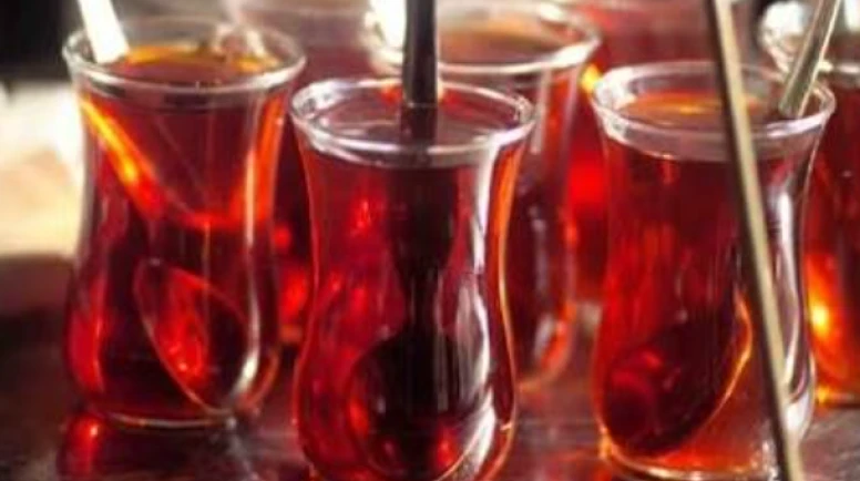 Kahvehanelerde çaya zam; Ajda bardakta çaya fiyat farkı